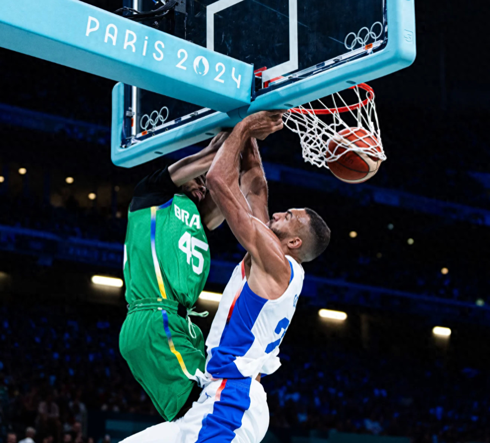 球员在全球篮球比赛中展现出超凡的技术实力对吗